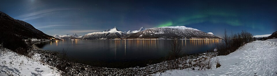 Aurora borealis over Lyngseidet
